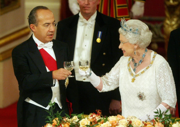 Felipe Calderón (izq.). durante su reunión con la reina Isabel II.