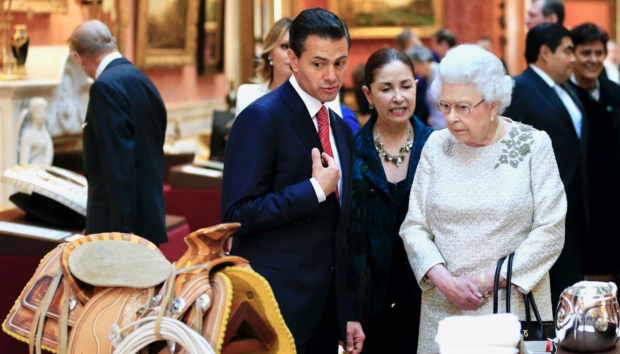 Enrique Peña Nieto durante su encuentro en Londres con la reina Isabel II.