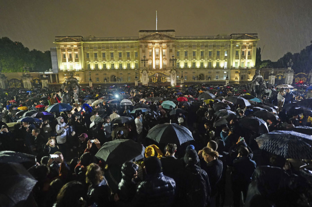 Miles de ciudadanos y turistas se congregan en el Palacio de Buckingham, ayer, tras la noticia del deceso.