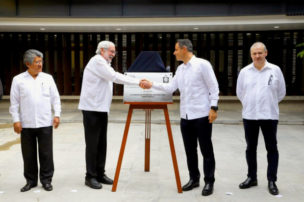 Alejandro Murat y Enrique Graue en la develación de la placa del nuevo inmueble.