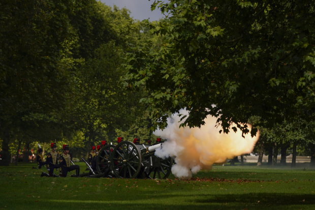 La Guardia Real realizó 96 saludos con salvas de artillería, uno por cada año de Isabel II.