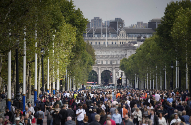 Miles de personas hacen fila para acercarse a la residencia real, en Londres, para mostrar sus respetos.