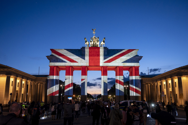 El puente de Brandenburgo fue iluminado con los colores de la bandera británica, en honor de su majestad.