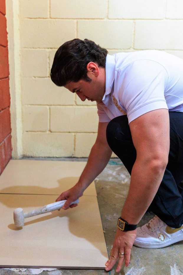 el gobernador, Samuel García, supervisó los trabajos de instalación de piso de porcelanato antiderrapante en aulas de la Escuela Secundaria “José Rubén Guerrero”