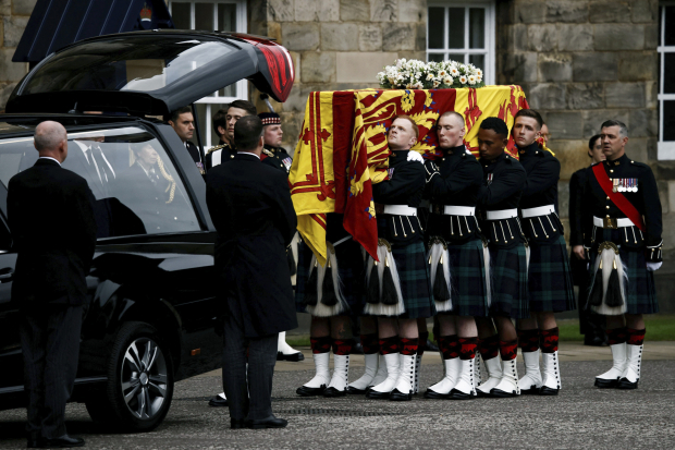 El féretro de la reina Isabel II, cubierto con el estandarte real de Escocia, en su llegada a Holyroodhouse, en Edimburgo, ayer.