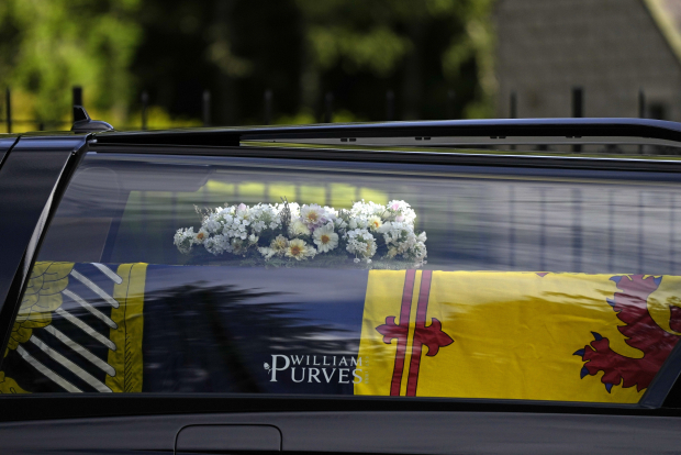 El ataúd con el cuerpo de la reina Isabel II sale del Palacio de Balmoral en Escocia, el domingo 11 de septiembre de 2022