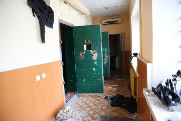 Autoridades muestran oficinas usadas para retener a residentes ucranianos.