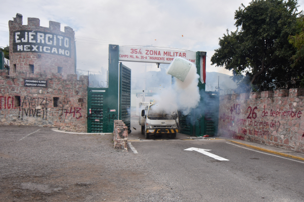El miércoles los normalistas abrieron las puertas de la 35 Zona Militar, en Chilpancingo, con un camión repartidor de refrescos, que intentaron incendiar, pero no pudieron.