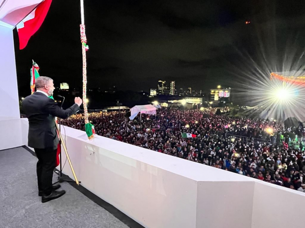 Mauricio Tabe da el Grito de Independencia ante más de 4 mil asistentes.