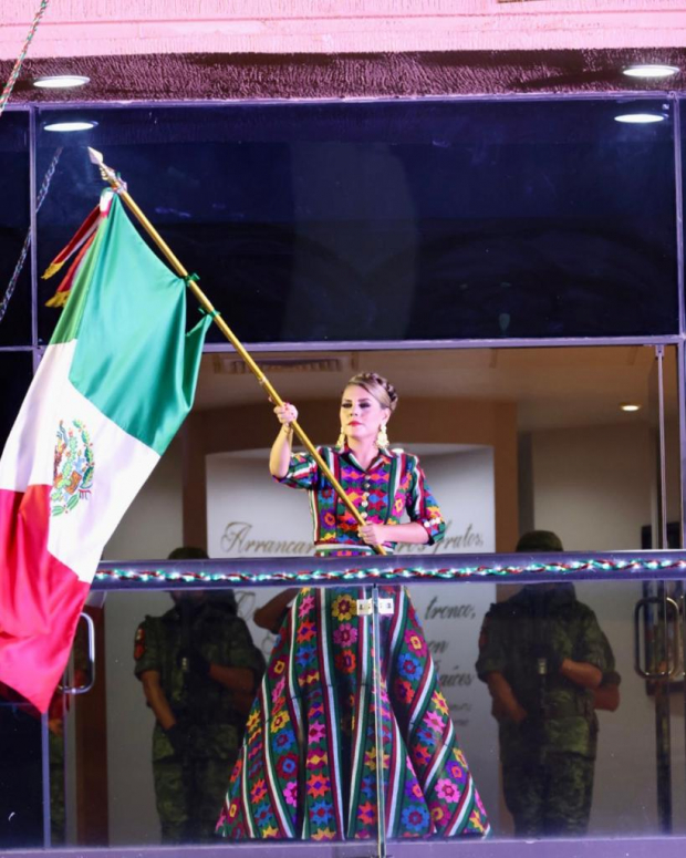 Evelyn Salgado ondeó la bandera de México.