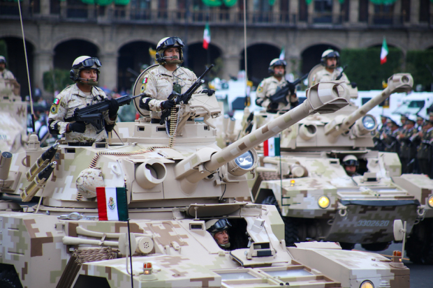 Tanques blindados, a su llegada a la Plaza de la Constitución.