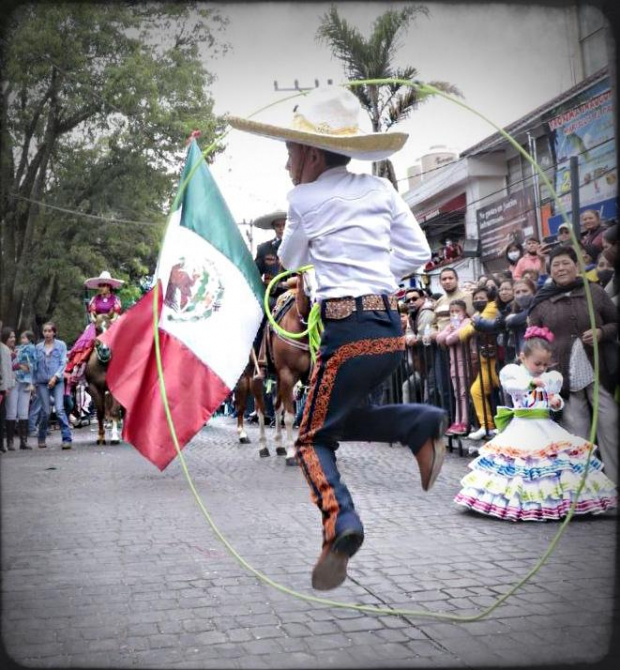 Con bailes y espectáculos, participantes animaron el desfile en Cuajimalpa.
