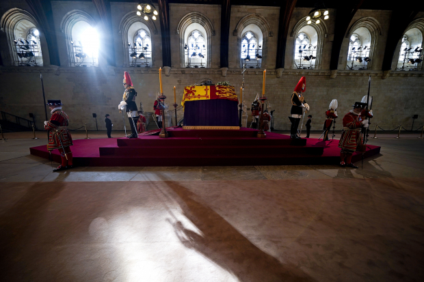 El féretro de la reina británica, que se mantuvo al frente del trono por 7 décadas,  permaneció en la abadía de Westminster
