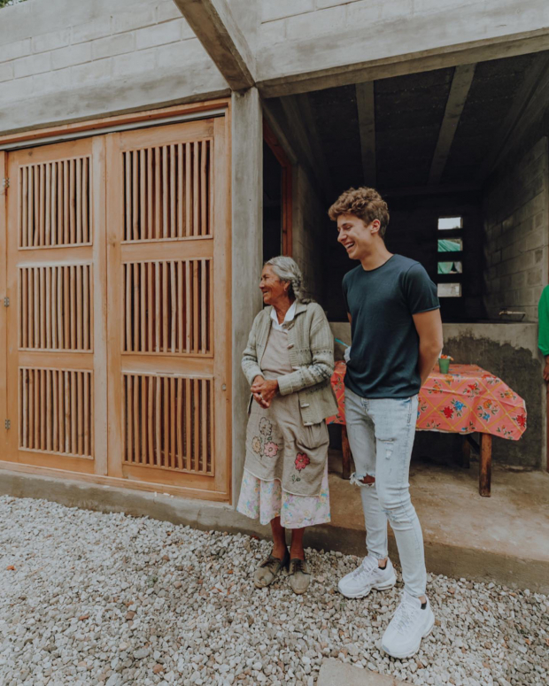 El influencer entrega una casa a una persona afectada tras el sismo del 2017.
