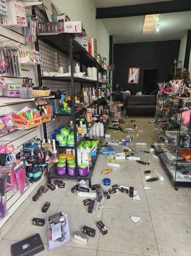 Objetos regados por el suelo tras sismo magnitud 7.7 en Michoacán.