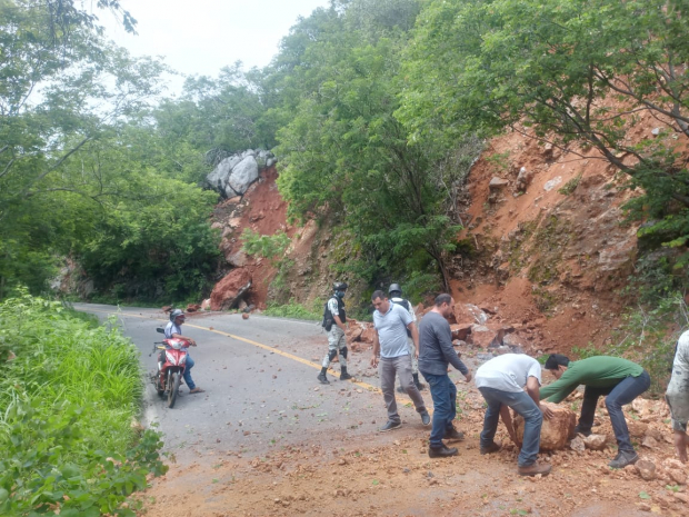 Deslaves en carreteras de Michoacán tras sismo afectan la circulación.
