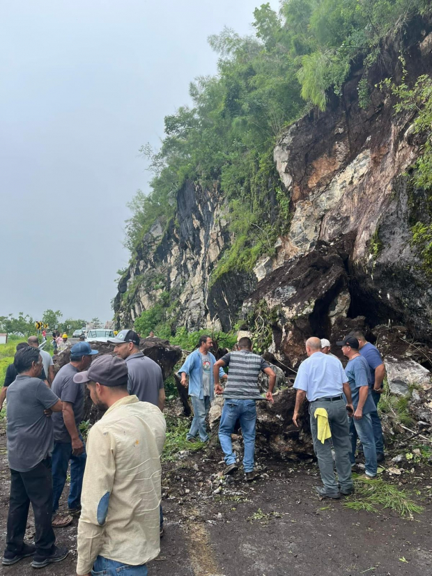 Caída de rocas en carreteras de Michoacán tras sismo.
