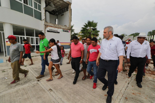 El gobernador Alfredo Ramírez Bedolla constató las afectaciones al Hospital Comunitario de Maruata por el sismo registrado esta tarde.