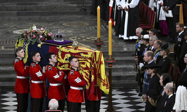 Guardia real de 8 miembros coloca el ataúd de Isabel II frente a la familia real, ayer.