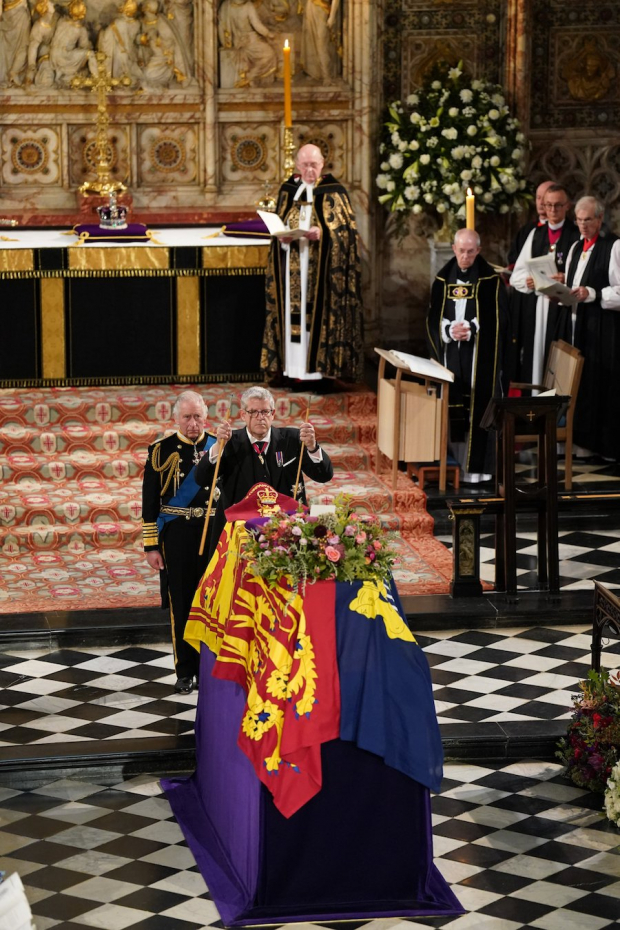 El rey Carlos III despide a su madre con la bandera personal de la monarca, mientras el Lord Chamberlain rompe la Vara de Oficio.