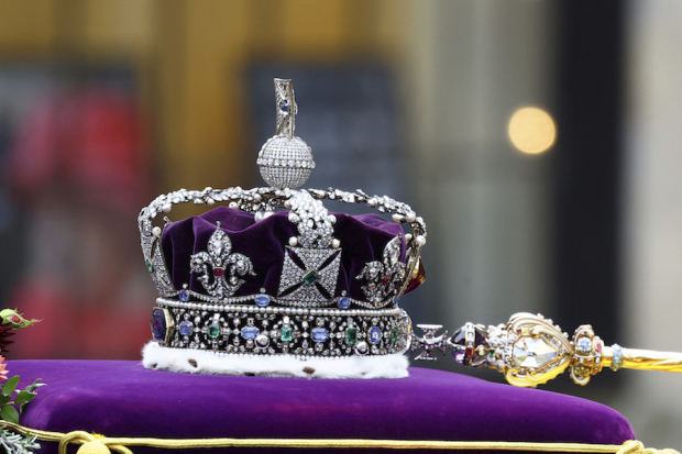La corona, el orbe y el cetro de la monarca fueron retirados del féretro para ser trasladados al altar de la Capilla de San Jorge.