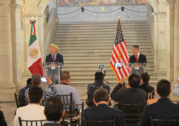 Recibe Alejandro Murat al Embajador de USA en México, Ken Salazar, en la casa de las y los oaxaqueños.