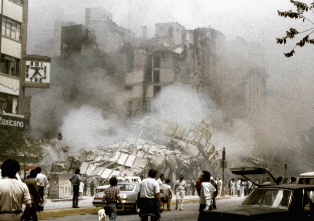 Habitantes ven el Hotel Regis, en el Centro Histórico, tras colapsar, en 1985.