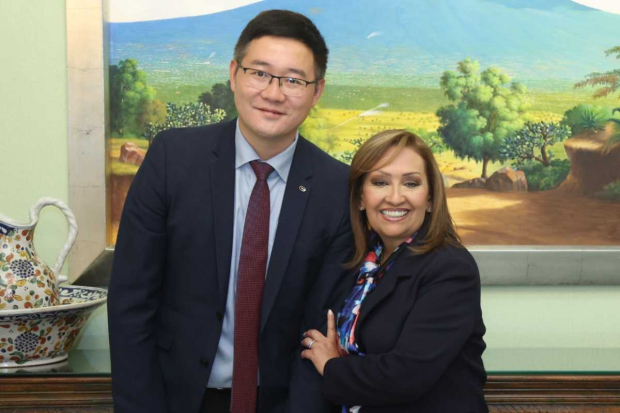La gobernadora Lorena Cuéllar Cisneros sostuvo una reunión con el gerente regional para América de la empresa china Guangzhou Automobile Group, Kai Zhang.