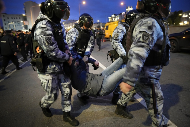 Fuerzas policiales someten a ciudadanos que protestan en contra de la escalada.