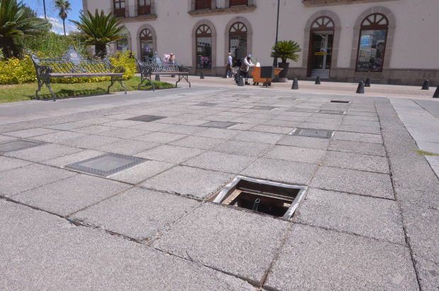 En esta zona peatonal de la capital del estado se aprecian dos hoyos que, además de ofrecer una imagen de descuido, representan un riesgo para los paseantes.