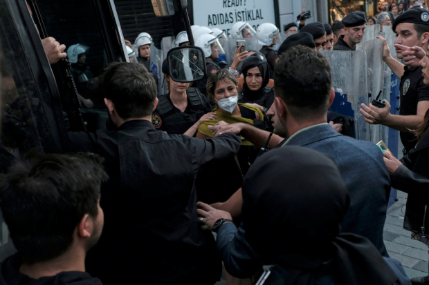 Oficiales antidisturbios arrestan a una mujer en Turquía tras muestras de solidaridad hacia el pueblo iraní.
