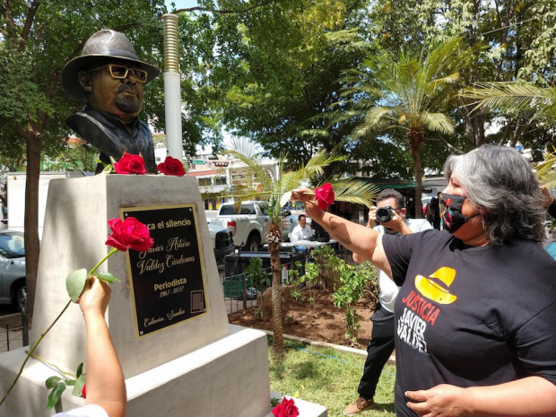 Amigos y familiares honran a Javier Valdez, en el busto que le colocaron en Culiacán, Sinaloa.