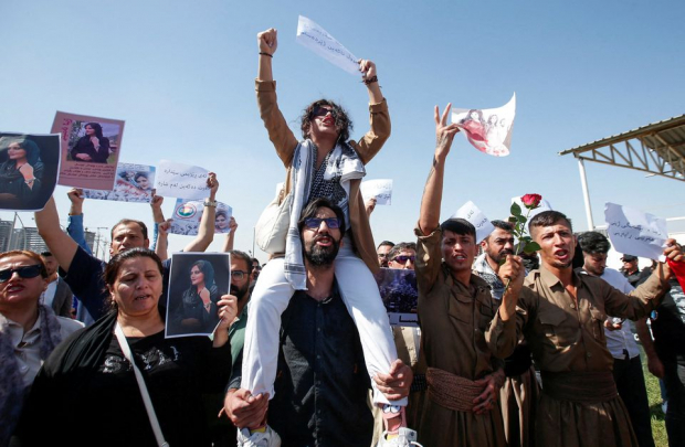 Gente participa en una protesta tras la muerte de Mahsa Amini frente a la sede de las Naciones Unidas en Erbil, Irak.