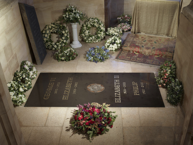 La fotografía muestra la nueva lápida en la Capilla Memorial del Rey Jorge VI, en la Capital de San Jorge, en el Castillo de Windsor, Inglaterra, que ya incluye el nombre de la reina Isabel II.