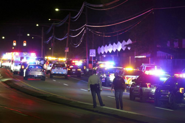 Policía y personal de emergencia en Kennywood Park, West Mifflin, Pensilvania, tras el tiroteo.
