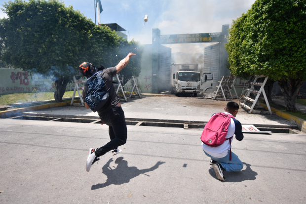 Normalistas de Ayotzinapa quemaron colchones y una camioneta en la entrada principal del 27 Batallón  de Infantería  en Iguala, el 14  de septiembre.