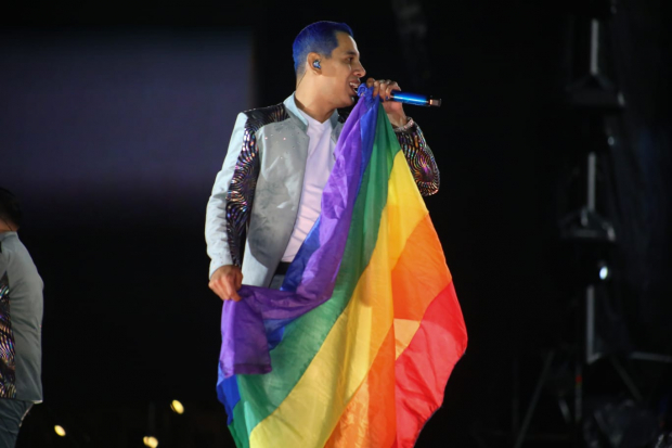 Jhonny Caz ondeó la bandera gay