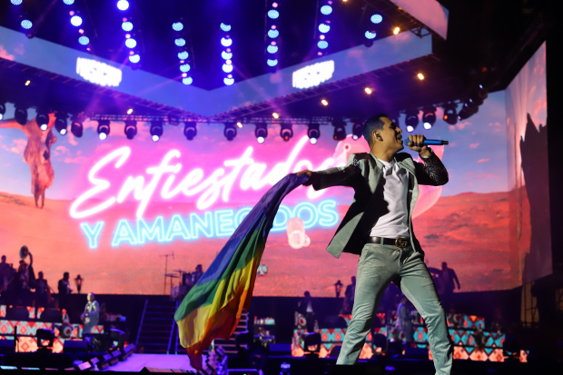Johnny Caz ondeó la bandera LGBTTIQ+ durante el show.