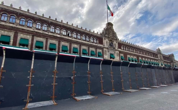 Palacio Nacional protegido con muros de metal.