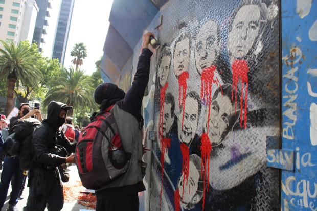 Pintas en marcha por octavo aniversario del caso Ayotzinapa.