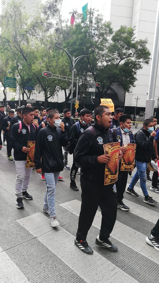 Estudiantes de la Normal Rural Raúl Isidro Burgos exigen justicia.