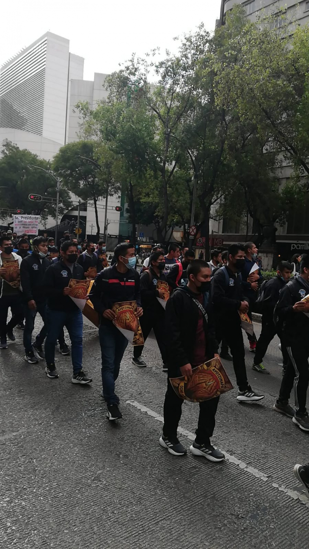 Estudiantes de la Normal Rural Raúl Isidro Burgos exigen justicia.