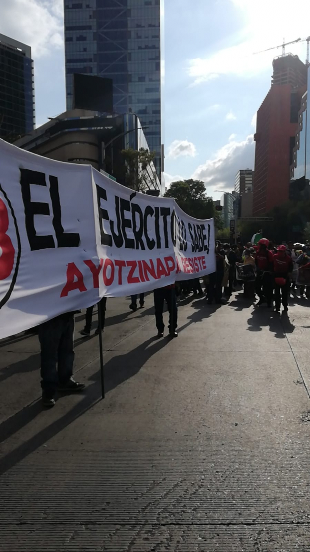 Contingente de marcha por desaparición de los 43 reanuda el paso rumbo al Zócalo