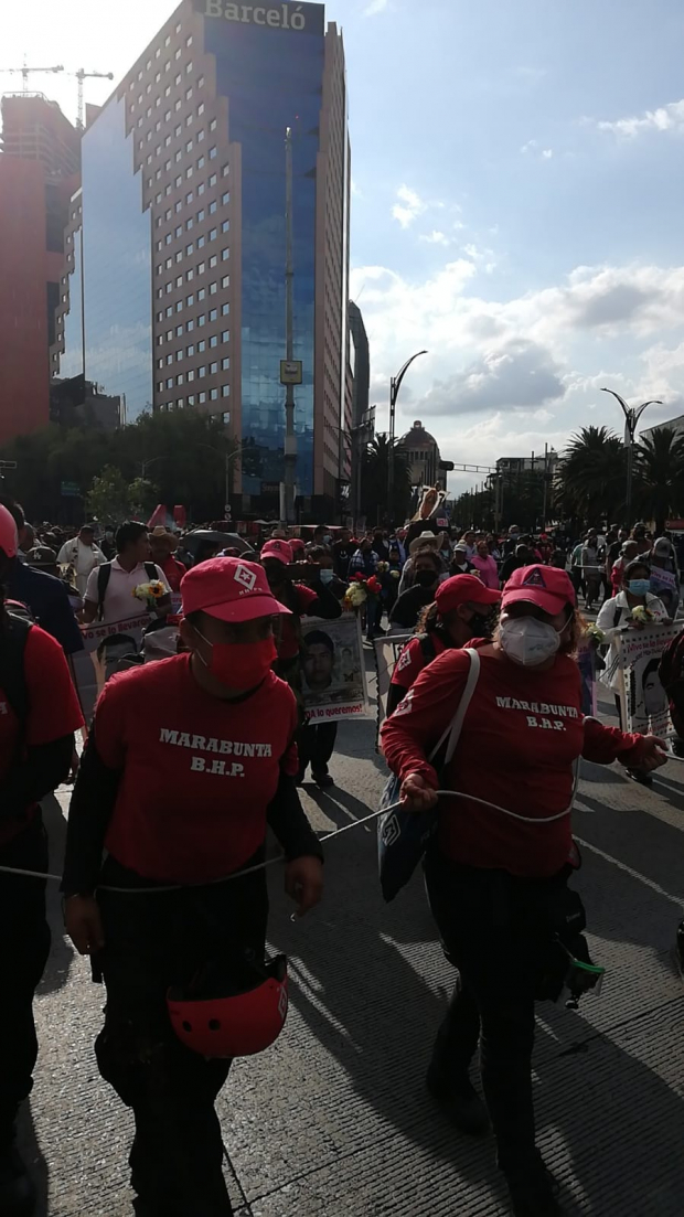 Contingente de marcha por desaparición de los 43 reanuda el paso rumbo al Zócalo