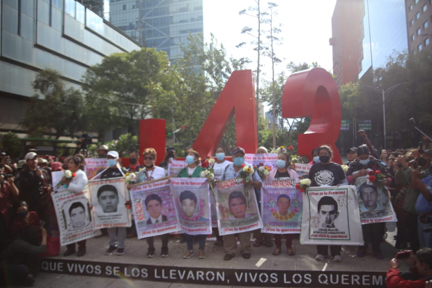 Marcha hace pausa frente al antimonumento de los 43 normalistas desaparecidos.