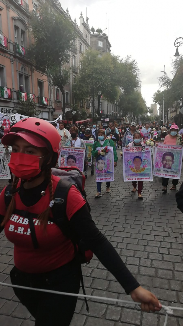 Grupo Marabunta resguarda a padres de los 43, quienes encabezan la marcha.