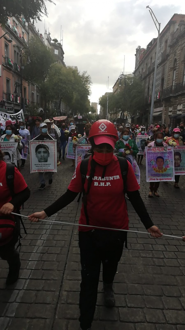 Grupo Marabunta resguarda a padres de los 43, quienes encabezan la marcha.