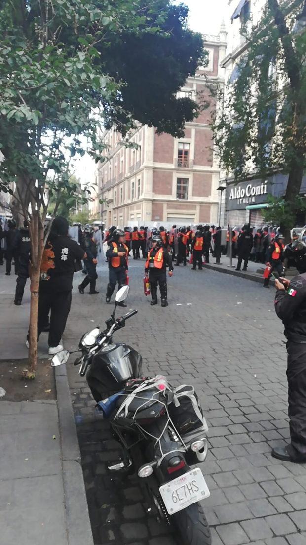Se registró un enfrentamiento entre encapuchados y policías de la CDMX.