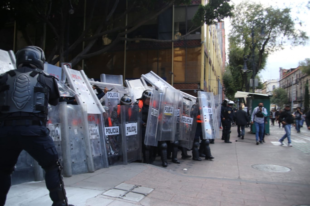 Enfrentamiento entre encapuchados y policías en marcha por desaparición de los 43.