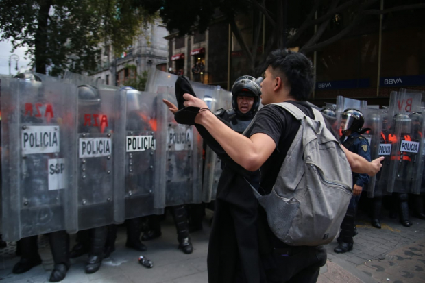 Enfrentamiento entre encapuchados y policías en marcha por desaparición de los 43.